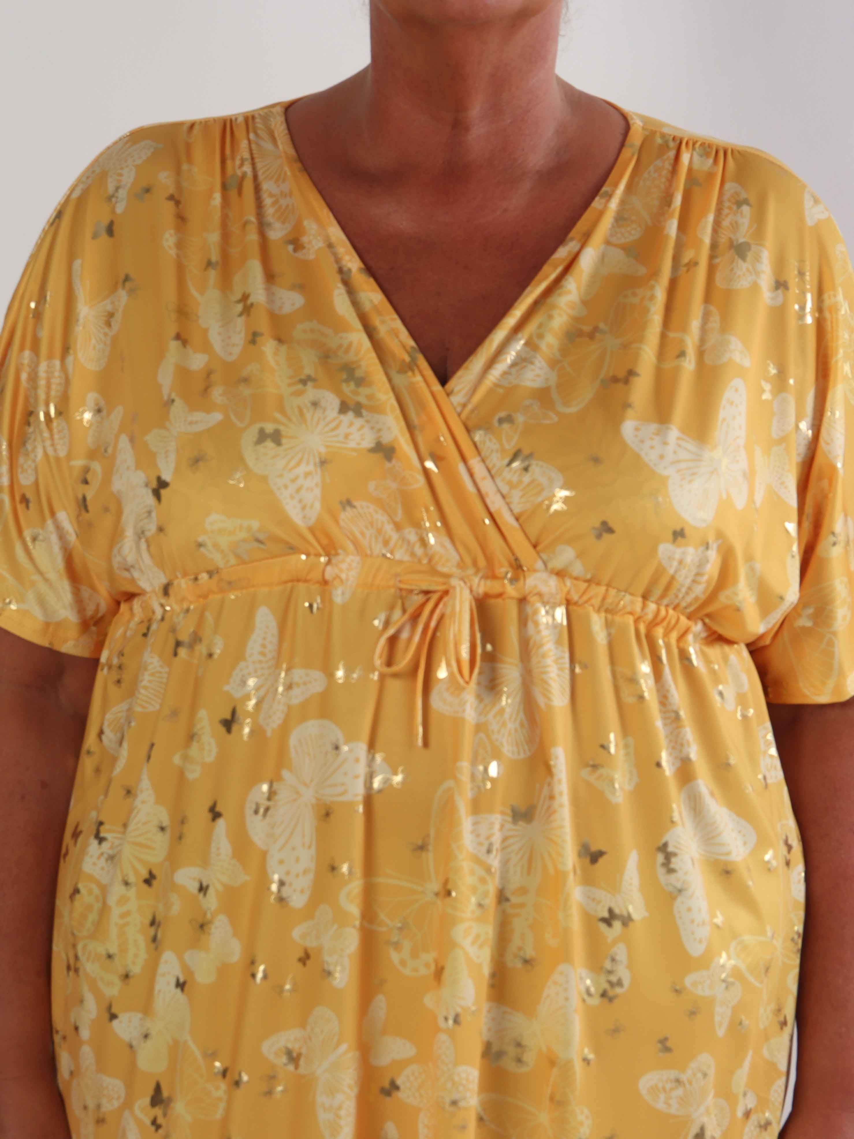 Nicolina Butterfly Short - Plus size kjole med sommerfugleprint og snøre under brystet
